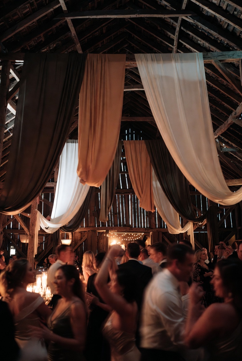 Scheunenhochzeit mit elegantem Draping und stimmungsvoller Atmosph&auml;re